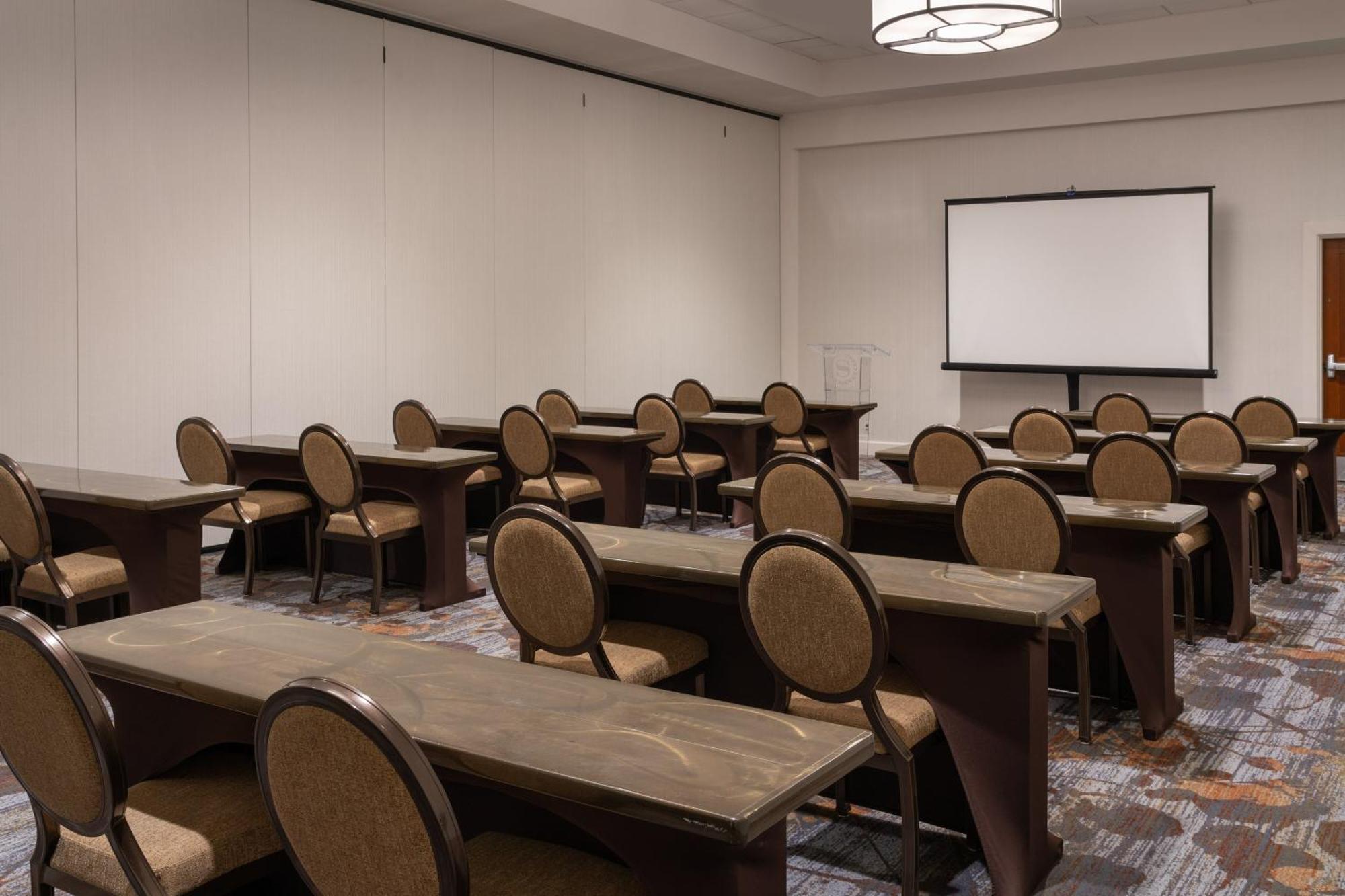 Sheraton Dallas By The Galleria Hotel 4*
